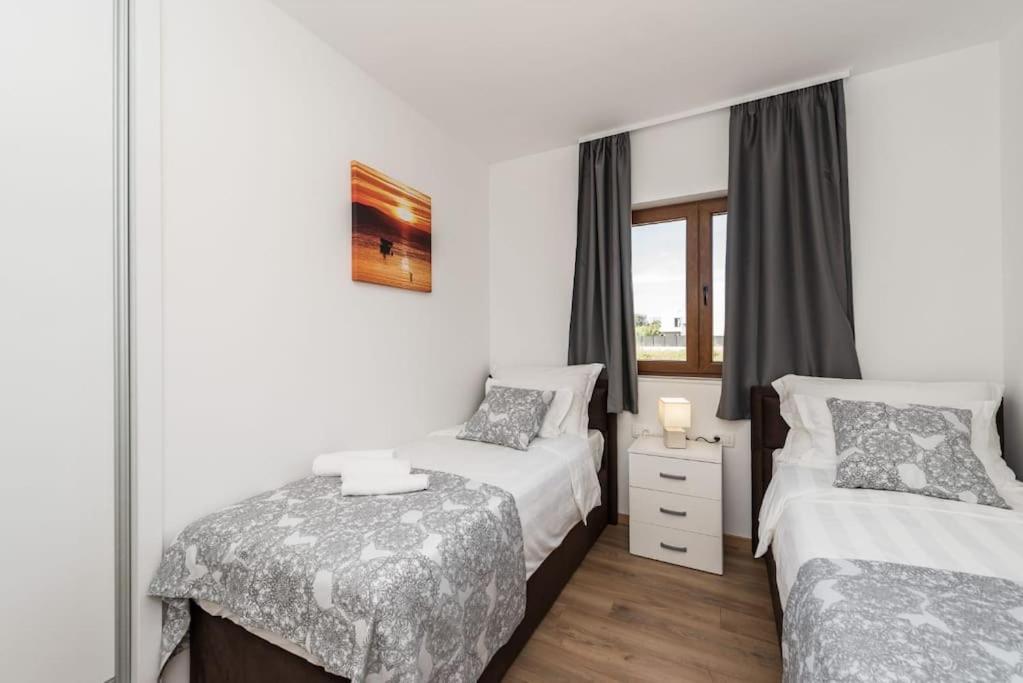 Villa Mattina, With Heated Pool And Jacuzzi Privlaka  Esterno foto