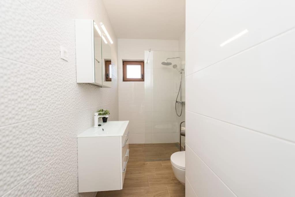 Villa Mattina, With Heated Pool And Jacuzzi Privlaka  Esterno foto